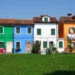 Borgo di Burano con case colorate, simbolo di tradizione e storia locale.
