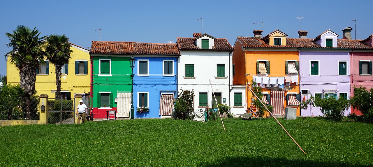 Borgo di Burano con case colorate, simbolo di tradizione e storia locale.