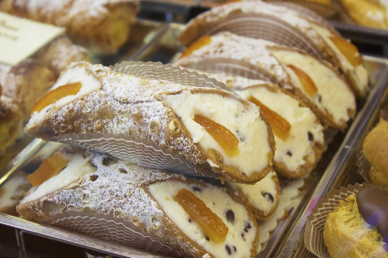 Cannoli siciliani artigianali esposti in un caratteristico villaggio siciliano.