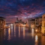 Panorama di una città romantica con canali e architettura affascinante, simile a Venezia.