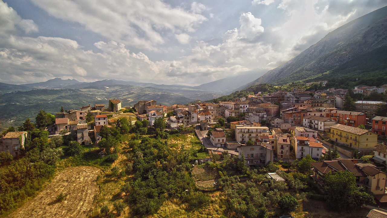 Vista panoramica del borgo immerso nella natura verdeggiante e incontaminata d'Italia.
