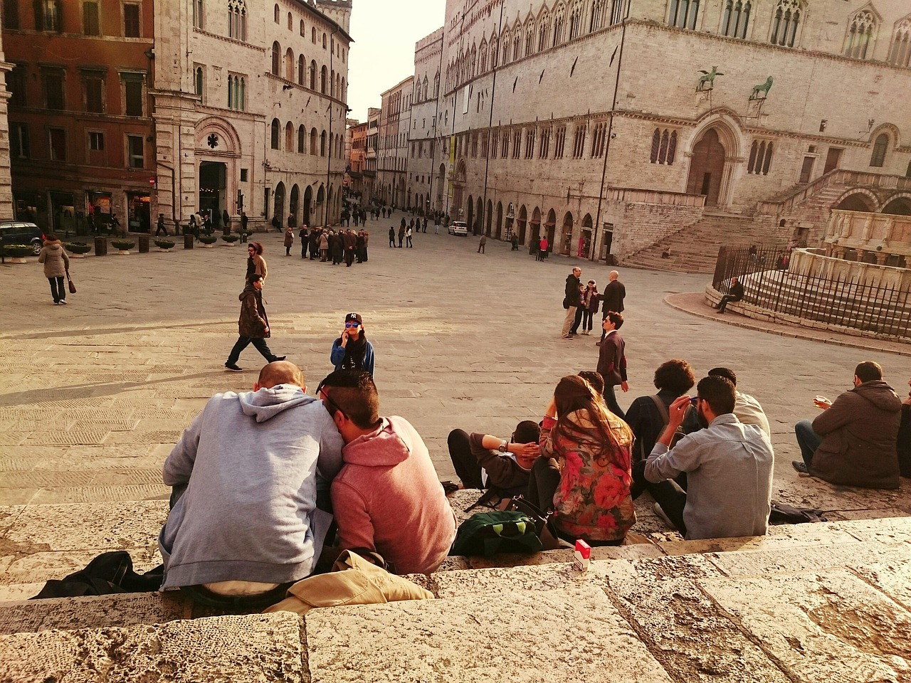 Piazza del Campo a Siena con la folla in attesa del Palio, atmosfera di festa e tradizione.