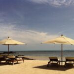 Spiaggia deserta al tramonto, ideale per una visita tranquilla fuori stagione.