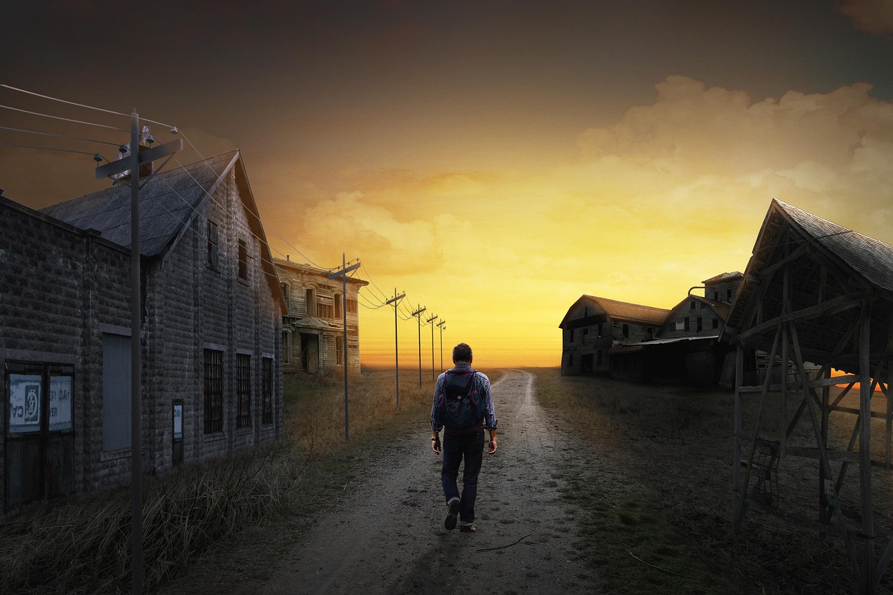 Borgo fantasma in fase di recupero, con case ristrutturate e vegetazione rigogliosa.