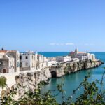 Panorama di una località italiana nascosta, con paesaggi mozzafiato e architettura caratteristica.