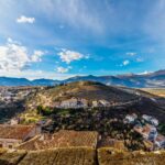 Panorama mozzafiato del piccolo paese abruzzese, con sentieri per il trekking immersi nella natura.