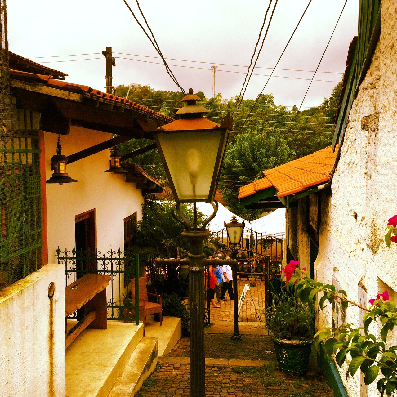 Borgo deserto la domenica, negozi chiusi e atmosfera di tranquillità.