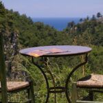 Terrazza panoramica con vista mozzafiato su paesaggi naturali incantevoli.
