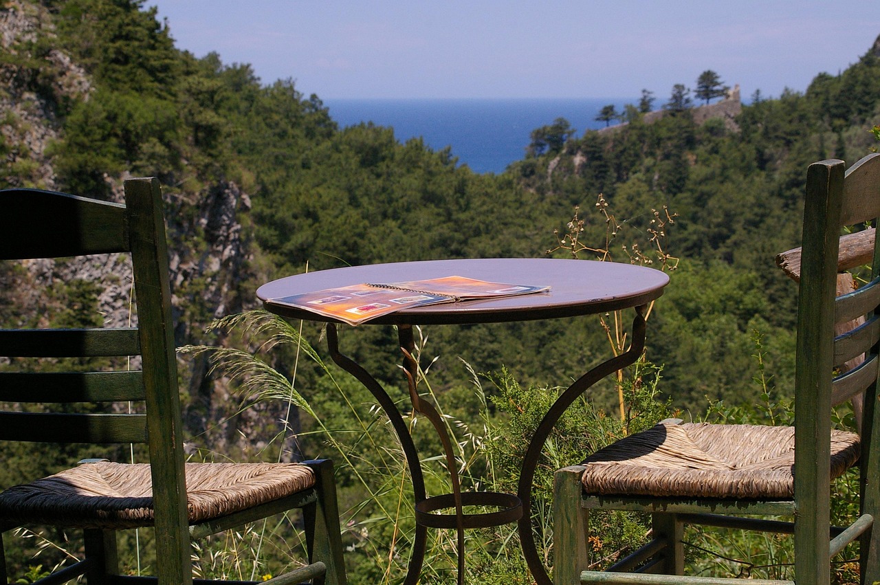 Terrazza panoramica con vista mozzafiato su paesaggi naturali incantevoli.