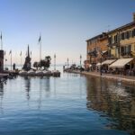 Panorama sereno di una località poco conosciuta sul Lago di Garda, circondata da natura e tranquillità.