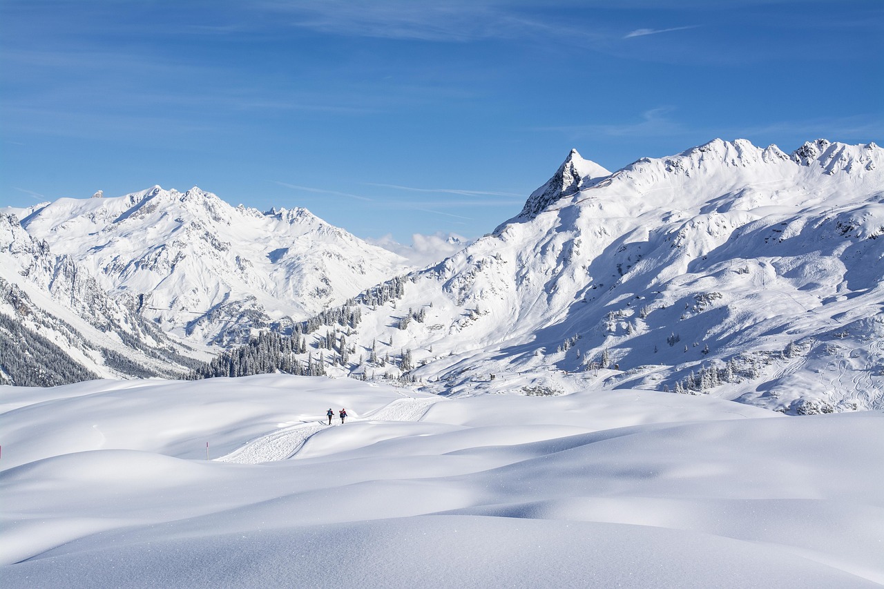 Scenari montani sereni con sciatori che si godono la neve lontano dalla folla.