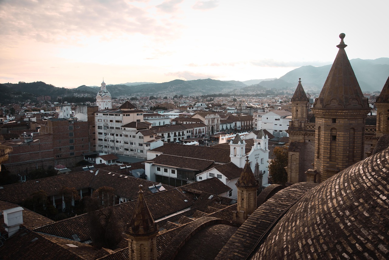Vista panoramica del centro storico, con antichi edifici e strade acciottolate ricche di storia.