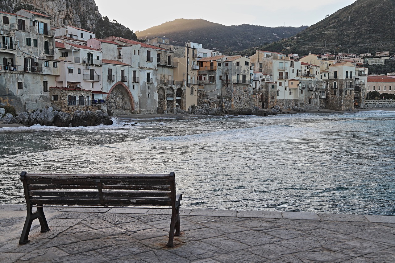 Vista panoramica del borgo di Cervo, con la piazza affacciata sul mare e musicisti che suonano.