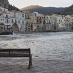 Pesca fresca servita in un ristorante di un pittoresco paese di mare.