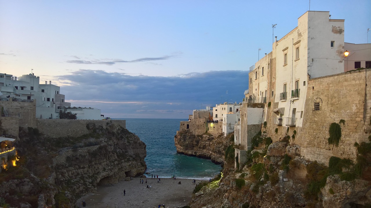 Spiaggia nascosta in Puglia con acque cristalline e sabbia dorata, meta ideale per viaggiatori.