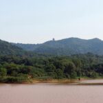 Campanile di una chiesa sommersa, visibile quando il livello dell'acqua si abbassa nel lago.