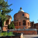 Vista della "Piccola Versailles" italiana, un elegante palazzo barocco immerso nel verde del Piemonte.