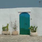 Porta colorata in Puglia, simbolo di tradizione e cultura locale.
