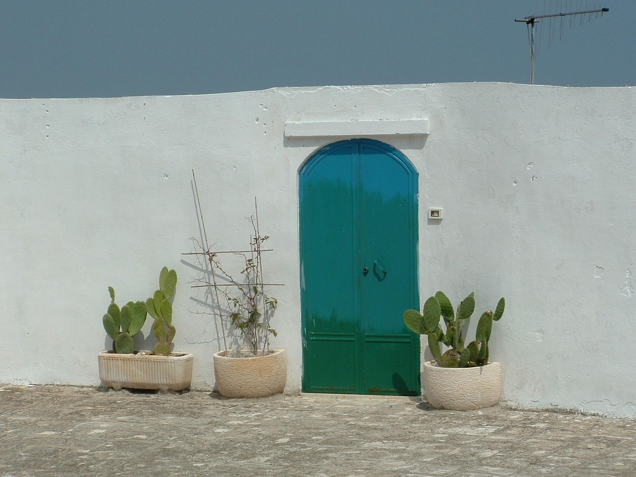 Porta colorata in Puglia, simbolo di tradizione e cultura locale.