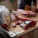Mercato del pesce a Santa Margherita Ligure con tonno fresco esposto in un banco di vendita.