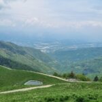 Lago nascosto in Lombardia con acque turchesi, circondato da sentieri per escursioni spettacolari.