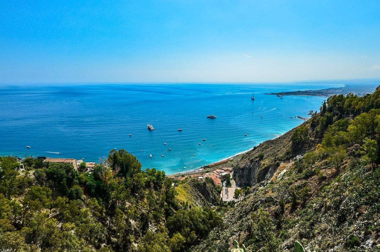 Sentiero panoramico in Costiera Amalfitana con vista sul mare e scogliere mozzafiato durante un'escursione.