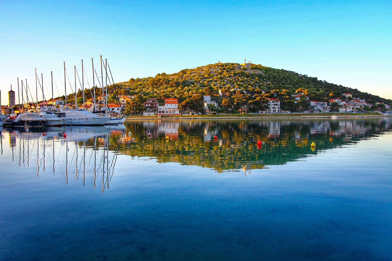 Panorama di una pittoresca località della Croazia centrale con colline verdi e case tradizionali.