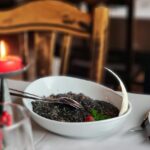 Ristorante panoramico in cima alla montagna, con vista mozzafiato e piatti di risotto ai funghi.