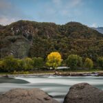 Cascate italiane in autunno, circondate da foliage colorato e tranquillità.