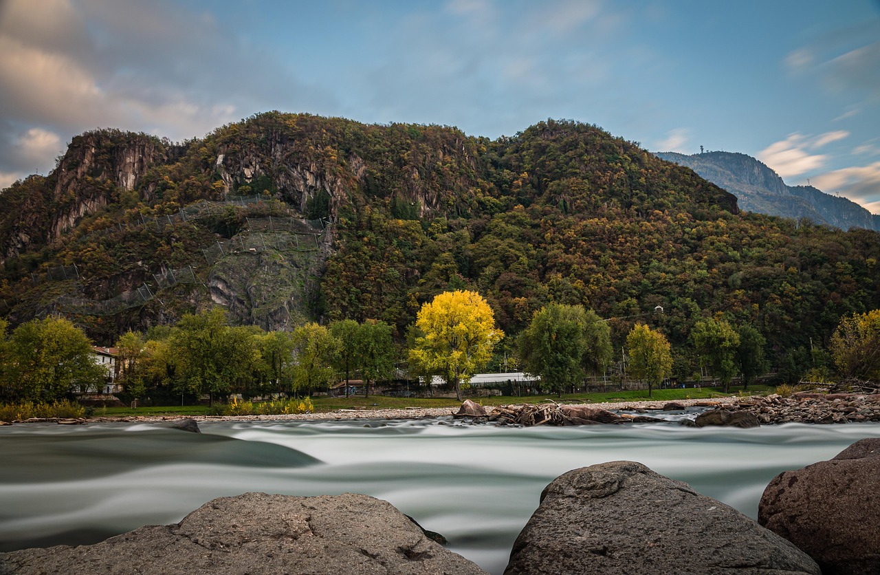 Cascate italiane in autunno, circondate da foliage colorato e tranquillità.