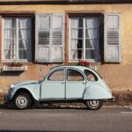 Over 65 che consulta un documento su come ottenere l'esenzione dal bollo auto.