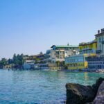 Vista panoramica di Punta Ala, con il mare blu e le spiagge dorate, meta ambita per i turisti italiani.