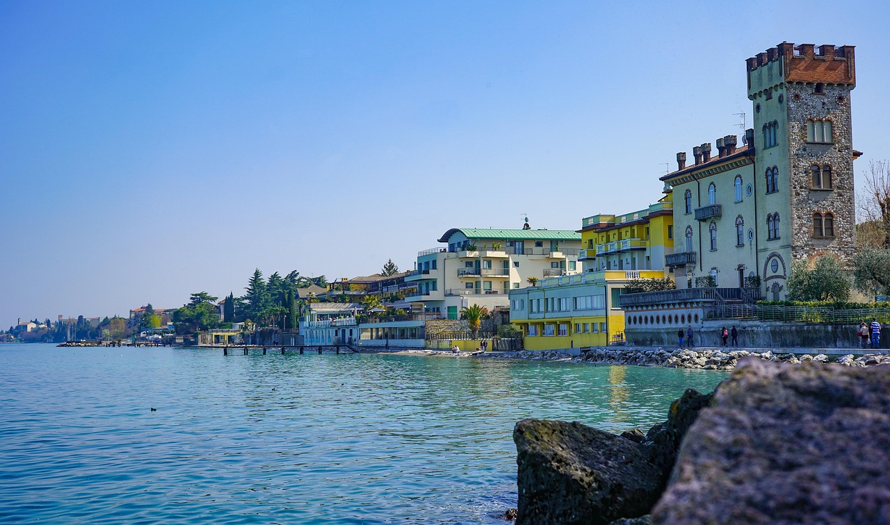 Vista panoramica di Punta Ala, con il mare blu e le spiagge dorate, meta ambita per i turisti italiani.