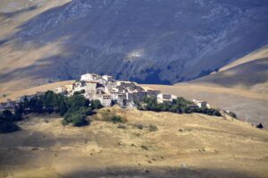 Borgo pittoresco con case antiche, deserto, simbolo di tranquillità e curiosità per i viaggiatori.