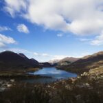 Panorama delle vette innevate e laghi riflessi nella "Piccola Svizzera" abruzzese.
