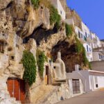 Case scolpite nella roccia in Calabria, un esempio di architettura unica e affascinante.