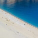 Spiaggia pulita in un paese europeo, con sabbia bianca e acqua cristallina.