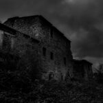 Paesino abbandonato con edifici in rovina, perfetto per fotografi in cerca di atmosfere suggestive.