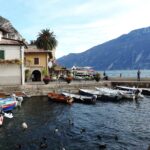 Veduta panoramica dei fiordi e dei borghi colorati del Lago di Como, simili a quelli della Norvegia.