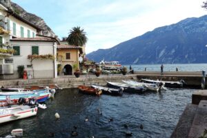 Veduta panoramica dei fiordi e dei borghi colorati del Lago di Como, simili a quelli della Norvegia.