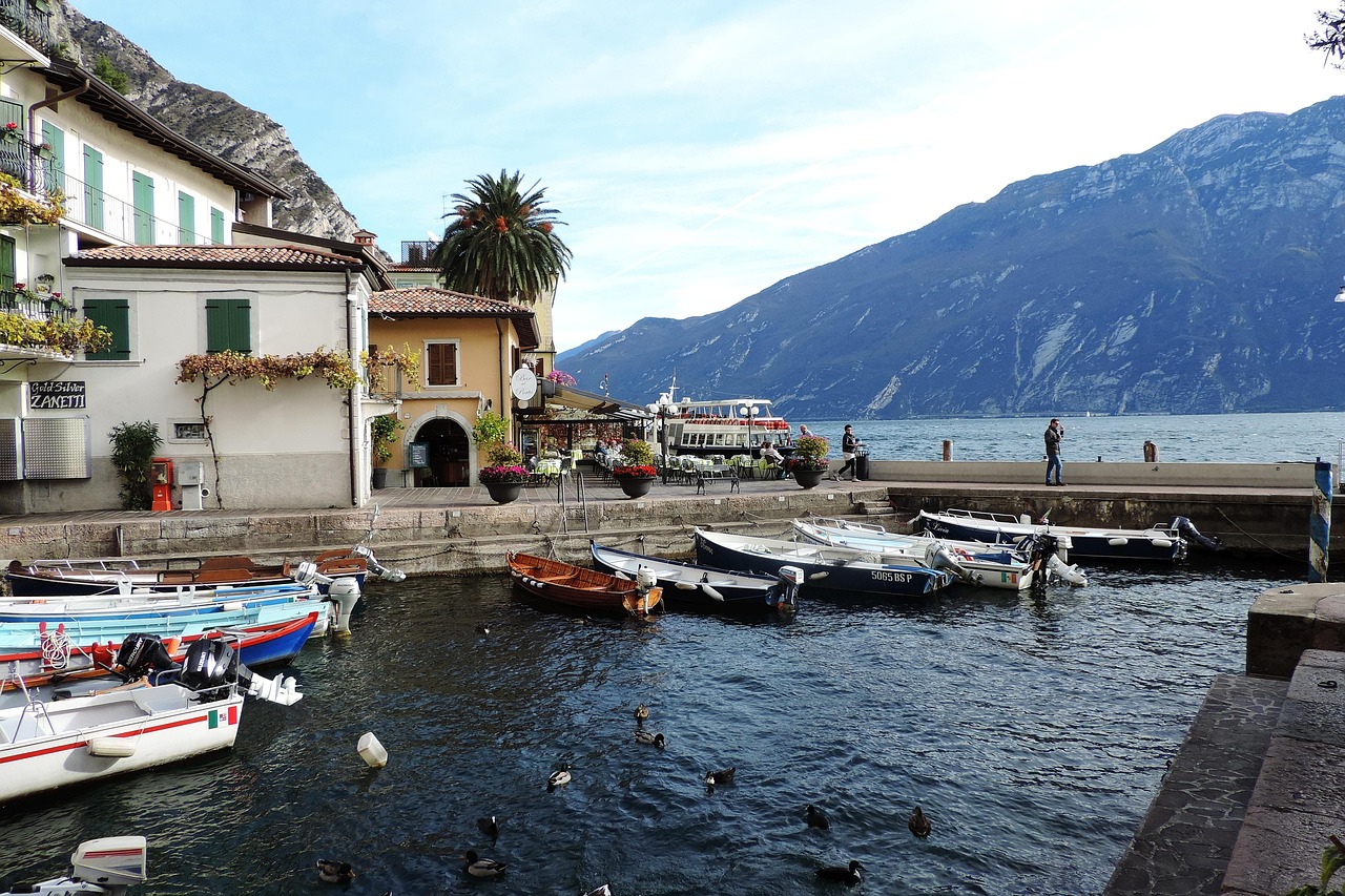 Veduta panoramica dei fiordi e dei borghi colorati del Lago di Como, simili a quelli della Norvegia.