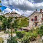 Borgo medievale con stradine acciottolate e ristoranti tipici che servono piatti tradizionali locali.