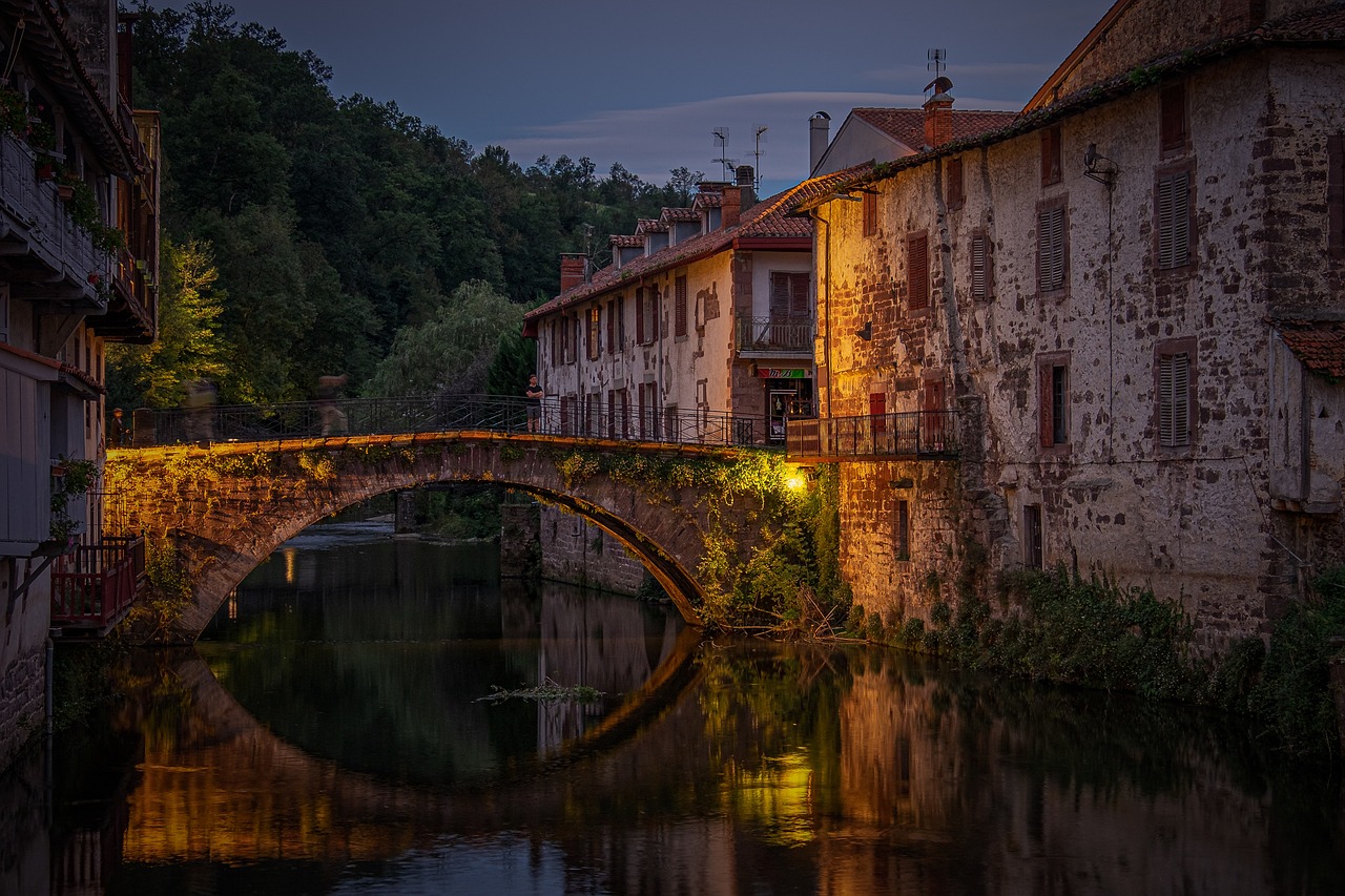 Vista panoramica del borgo medievale illuminato al tramonto, che evoca atmosfere d'altri tempi.