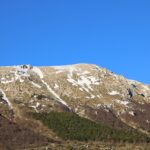 Panorama della "Piccola Svizzera" abruzzese, con lupi in libertà e un paesaggio sereno e silenzioso.