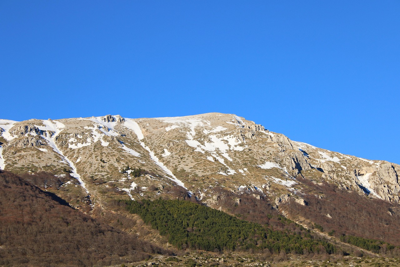 Panorama della "Piccola Svizzera" abruzzese, con lupi in libertà e un paesaggio sereno e silenzioso.