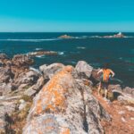 Sentiero panoramico con vista sul mare, immerso nella natura e nella bellezza europea.