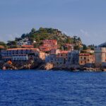 Paesaggio sardo con spiagge di sabbia bianca e acque turchesi, ideale per una vacanza da sogno.