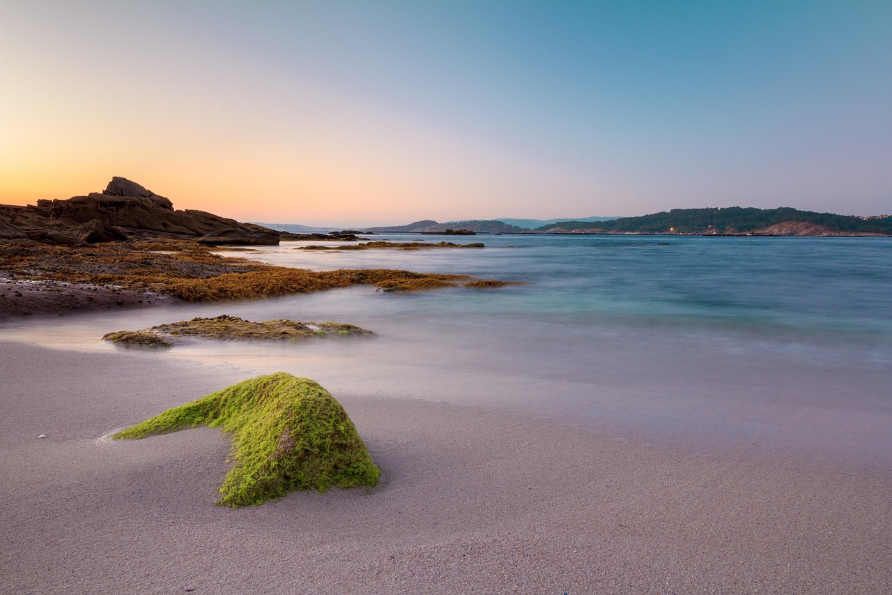 Spiaggia delle Baleari, acque cristalline e sabbia bianca, simbolo di bellezza naturale in Spagna.
