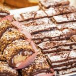 Dolce tipico sardo in vetrina, pasticceria artigianale di paese, tradizione culinaria dimenticata.