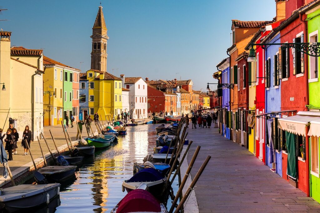 Caorle, il borgo colorato che sta diventando virale sui social